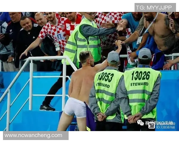 足球场上的肌肉男与他们的力量与魅力的完美结合 足球场上的肌肉男与他们的力量与魅力的完美结合