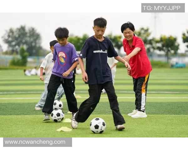 足球火彩绘:用色彩描绘激情与梦想的绿茵场景 足球火彩绘:用色彩描绘激情与梦想的绿茵场景